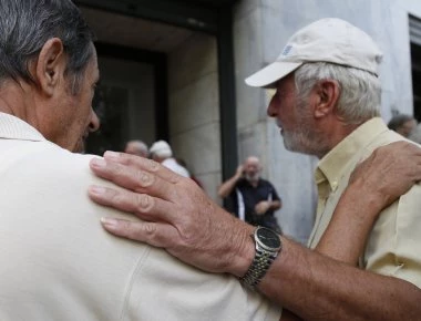 Την προστασία των ακατάσχετων λογαριασμών ζητούν 28 βουλευτές του ΣΥΡΙΖΑ